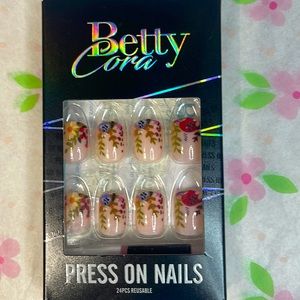 Betty Cora press on nails, flowers